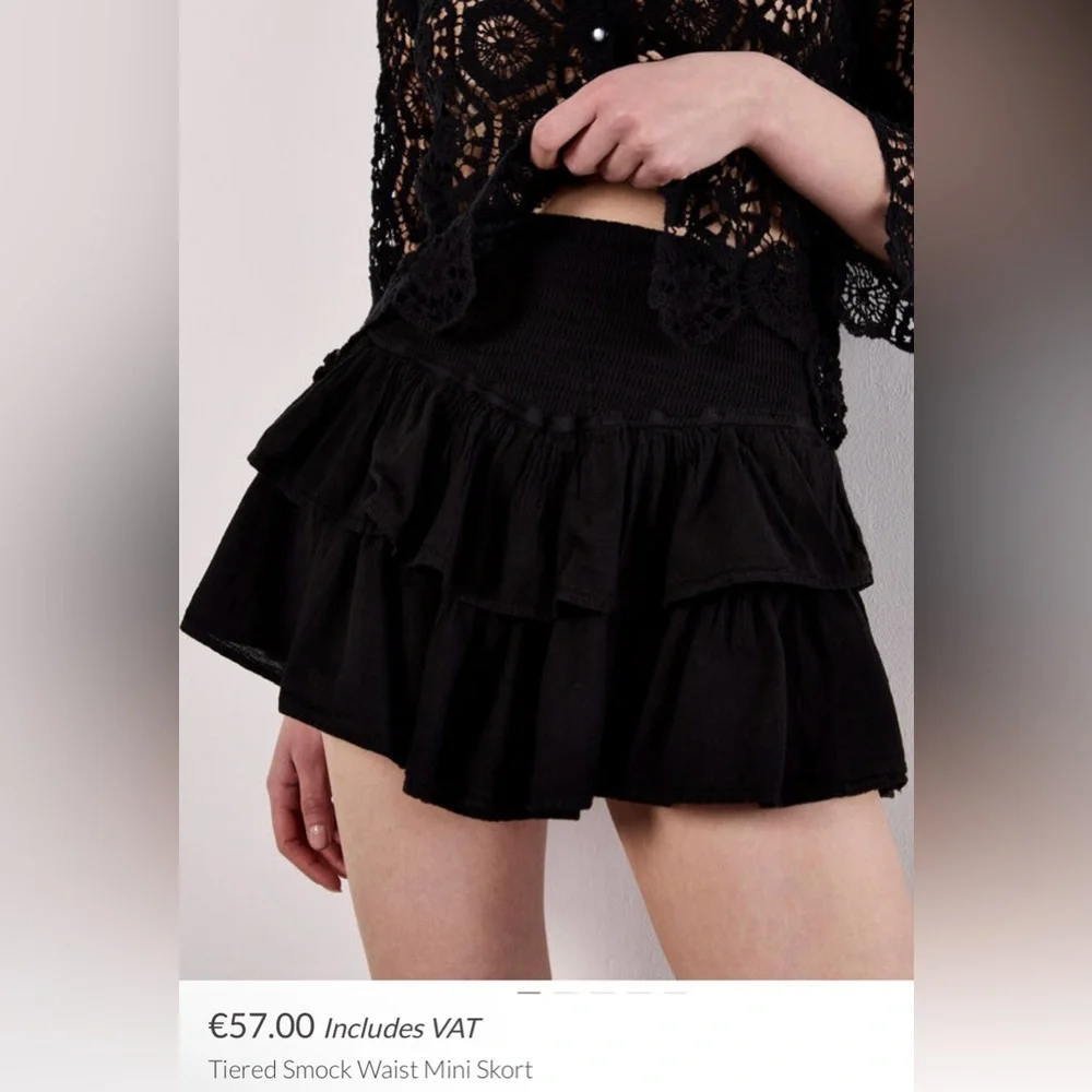 APRICOT 🍑- Black Ruffled Mini Skirt - Picture 6 of 7